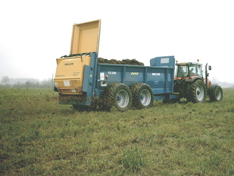 Spreading manure over crops. © Chatellier, Wikimedia public domain