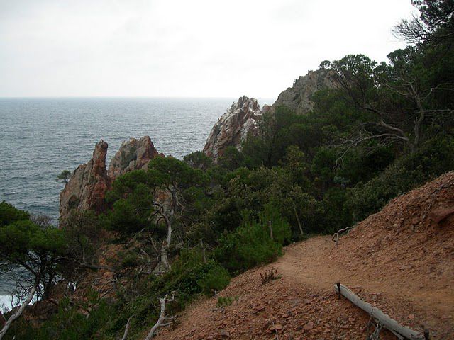 The coastal path, visible on the right, is a creation of the Coastline Act used to promote and facilitate public access to the coast. © Bernard CC by-nc-nd 3.0