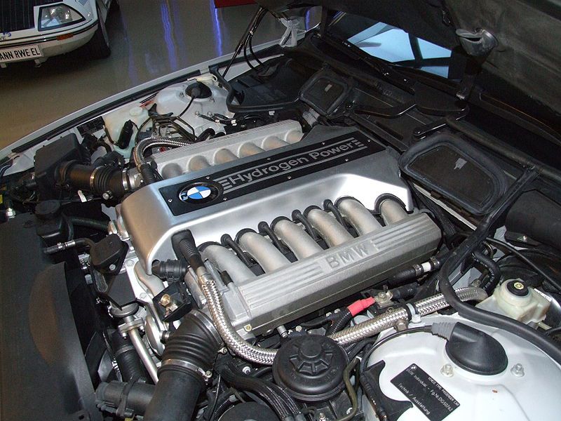 Engine of a hybrid hydrogen/petrol vehicle. © Claus Ableiter, Wikimedia CC by-sa 3.0