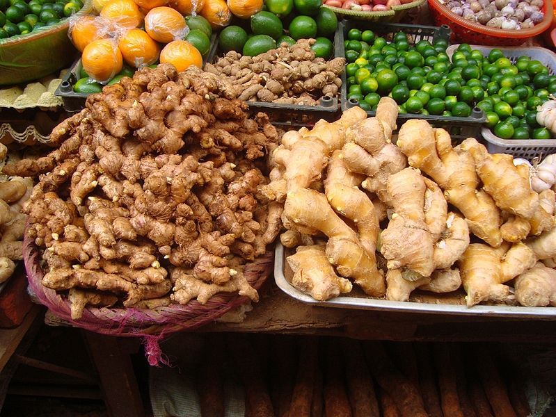 Two varieties of ginger sold in an Asian market. © DR