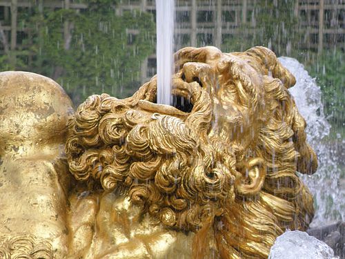 A water spouting statue in the garden of Versailles. © Flickr
