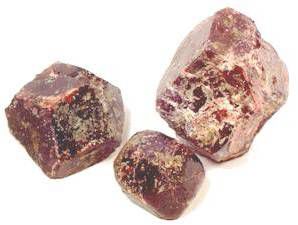 Garnet is a mineral with isometric facies. © Alpesgeo