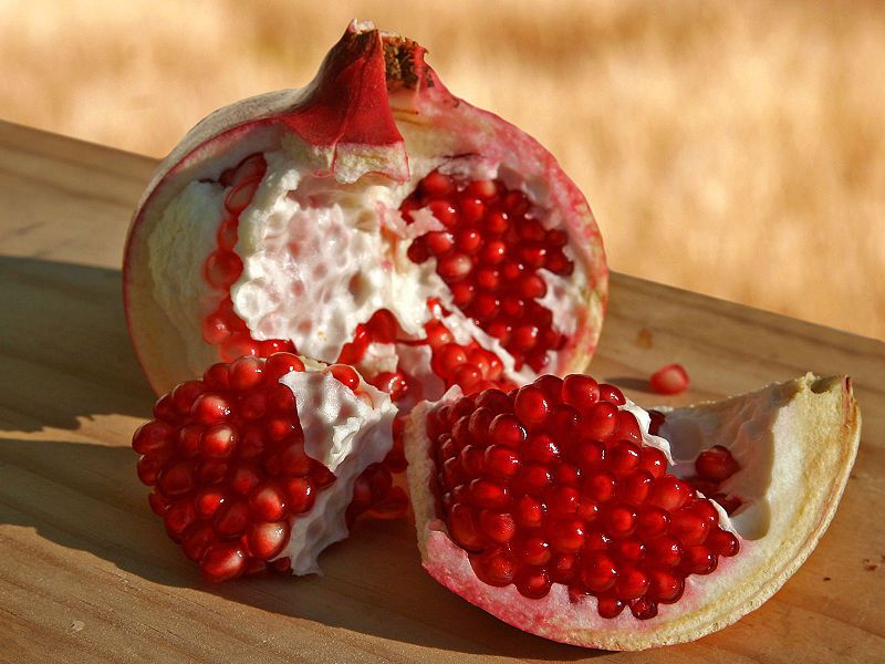 Pomegranates are refreshing fruit that are rich in antioxidants. © Fir0002/Wikimedia Commons
