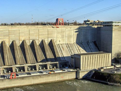 A hydroelectric plant on the Niagara River in the United States. © bgilliard CC by-sa 2.0