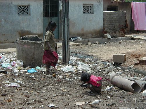 Lack of sanitisation systems leads to pollution of water drunk by populations and the development of water-borne diseases. © Christine Werner / Sustainable Sanitation CC by-nc-nd 2.0