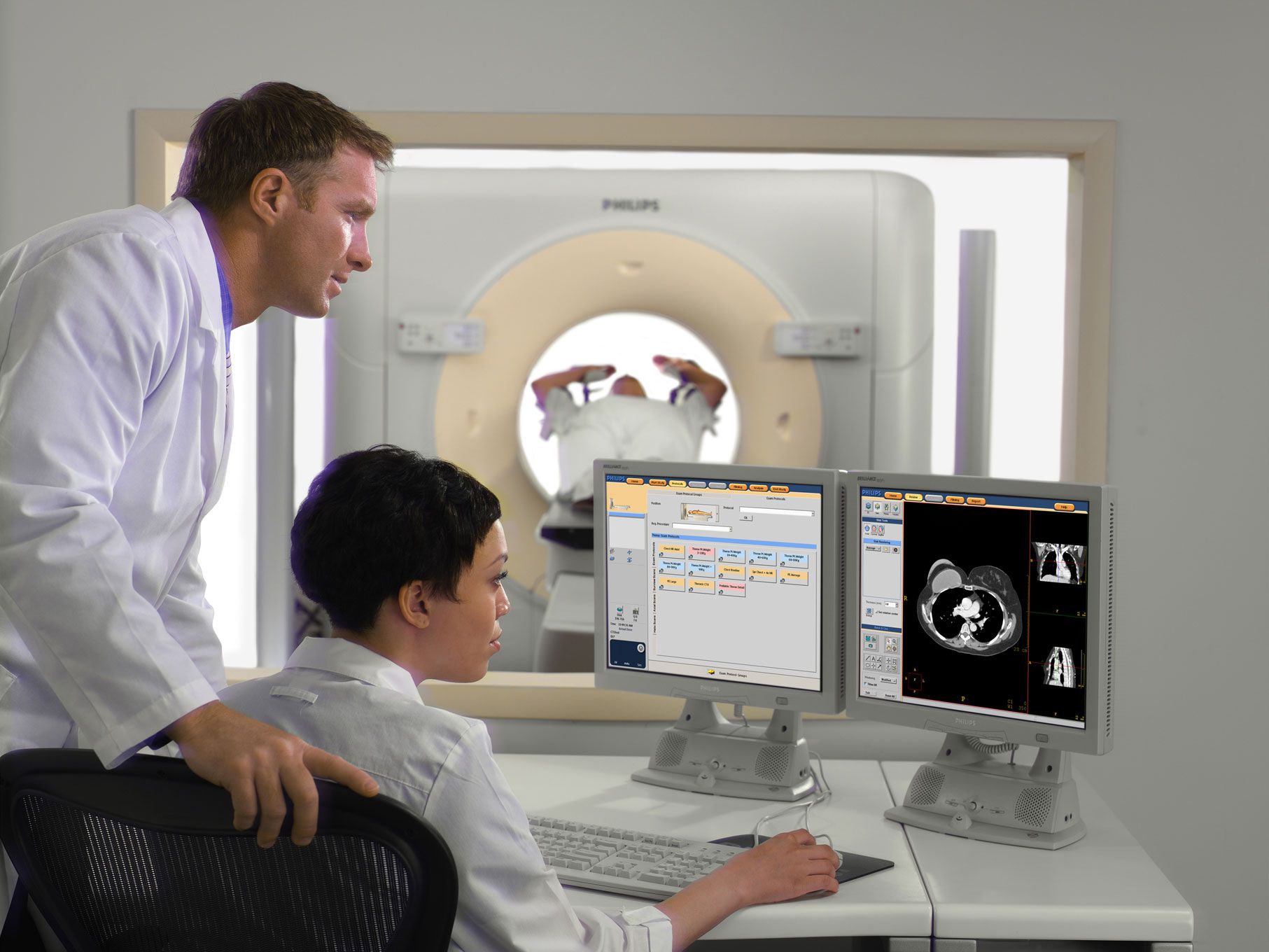 A CT scan is performed under close medical supervision. © Philips – all rights reserved