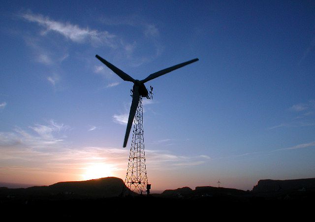 A 100 kW wind turbine on Fair Isle (Scotland). © Dave Wheeler, >em>Geograph CC by-sa 2.0