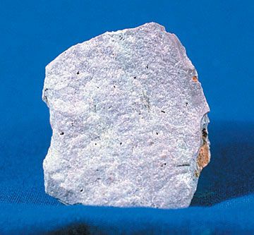 Rhyolite is an acidic rock. © Saperaud, USGOV, DP