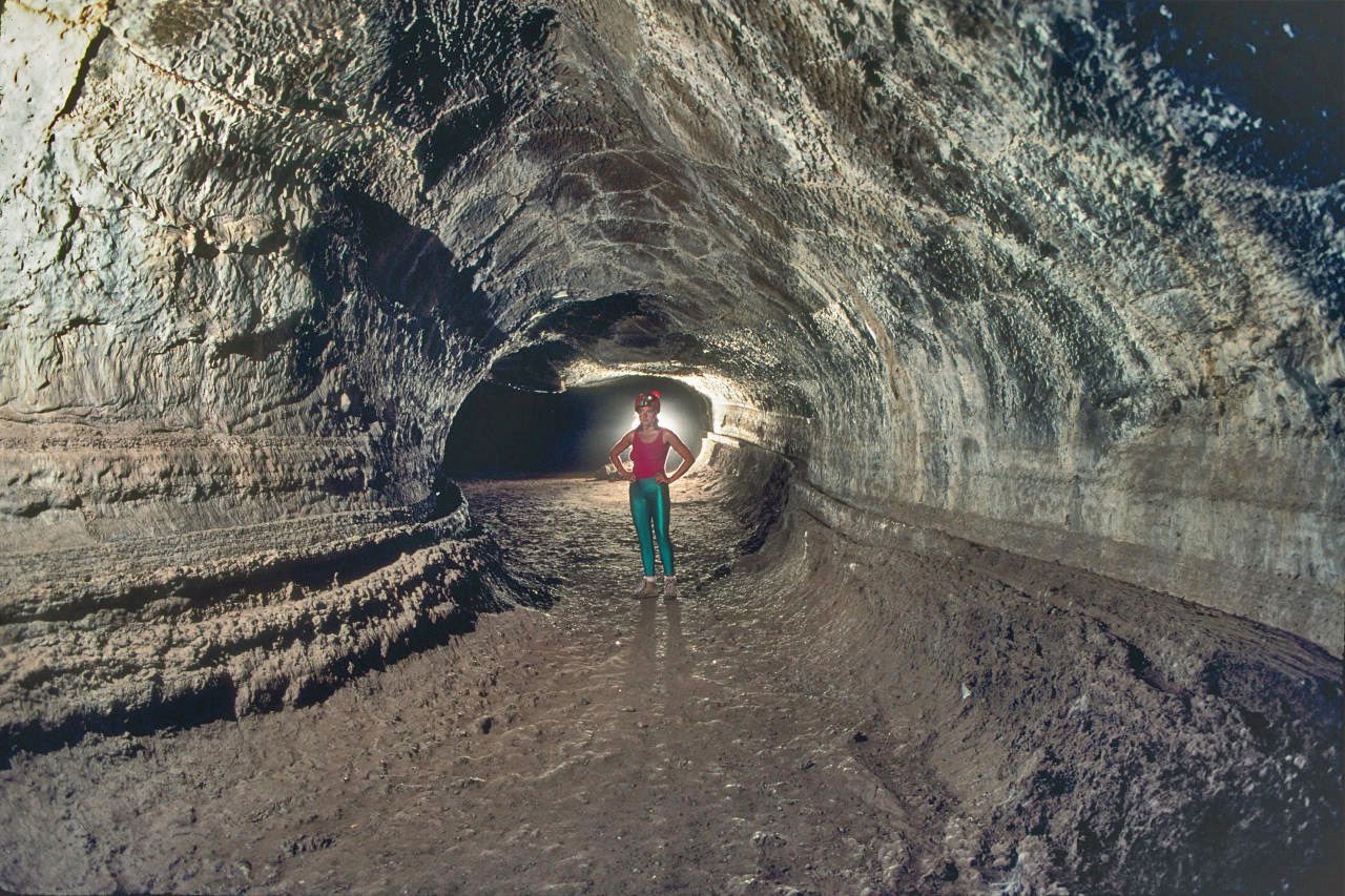 The most accessible lava tubes, in which it is possible to walk, can be a tourist attraction (here, the Valentine cave, in the Lava Beds National Monument in California). © Dave Bunnell-Wikipedia